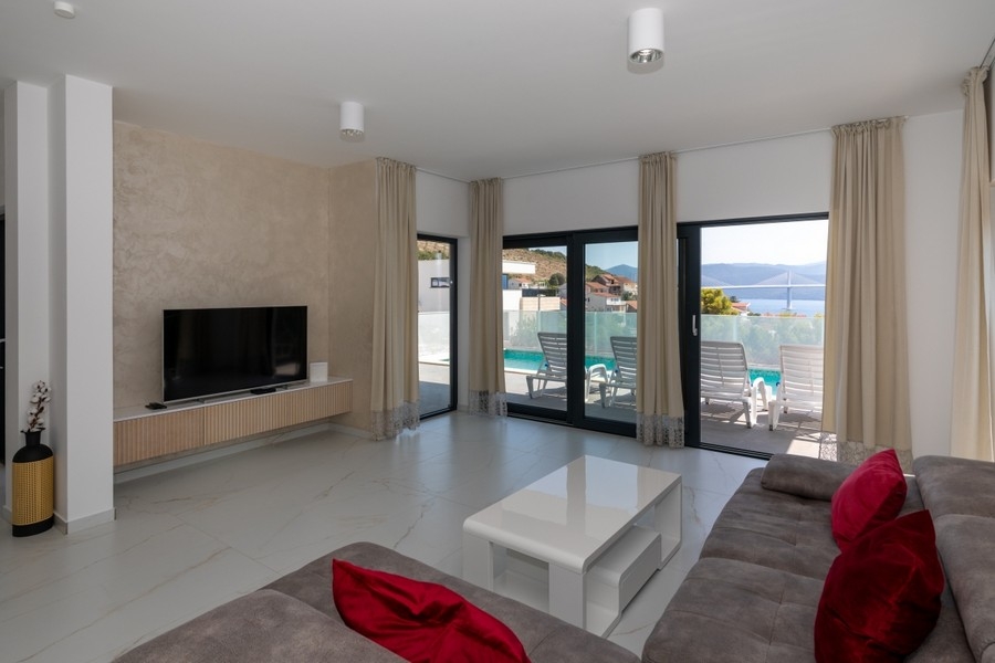 Moderná obývačka so vstupom na terasu a bazén