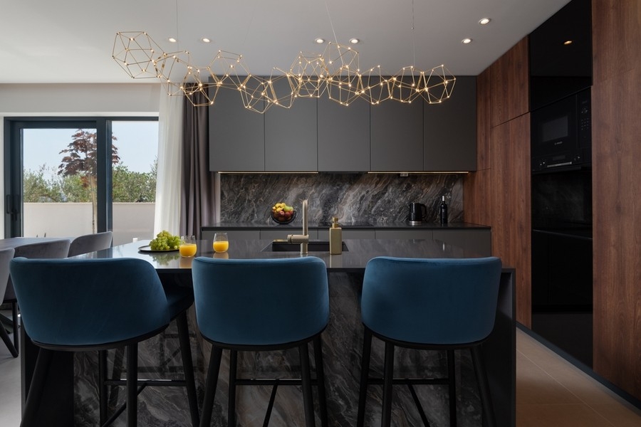 Kuchyňa s integrovaným jedálenským kútom v modernej vile