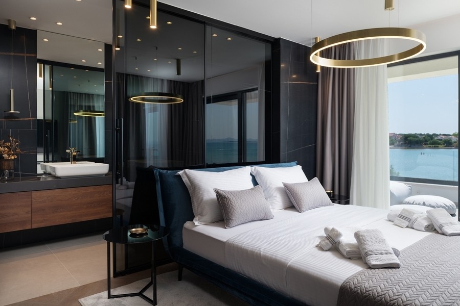 Spálňa s výhľadom na more v modernej vile v Chorvátsku