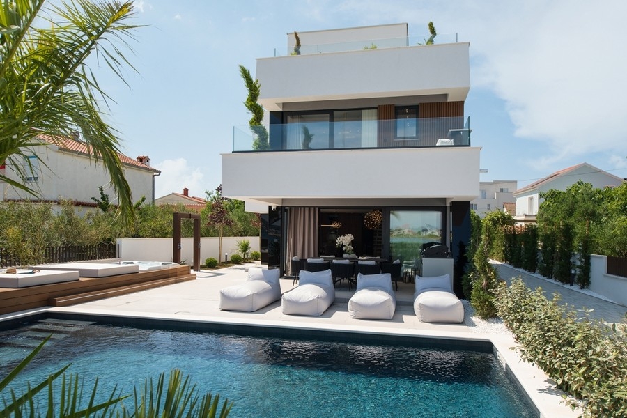 Moderná vila s bazénom na predaj priamo pri mori neďaleko Zadaru.