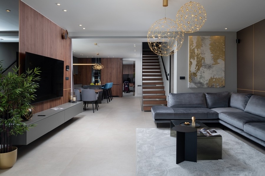 Obývacia izba s otvoreným dizajnom interiéru v modernej vile