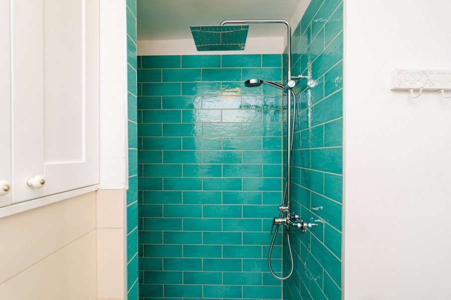 Moderná kúpeľňa so sprchovacím kútom