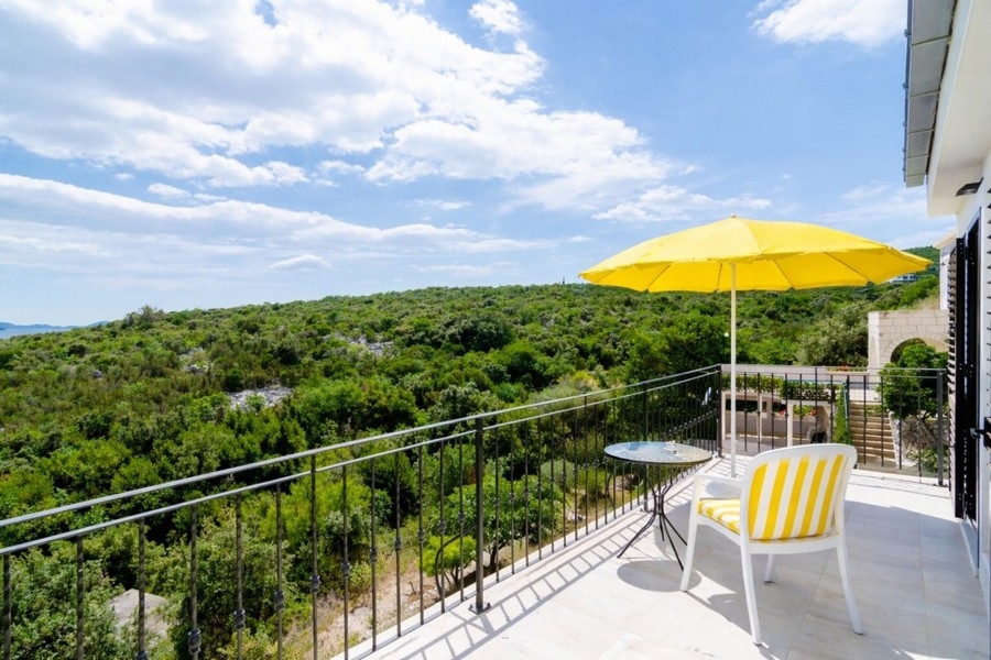 Balkón s výhľadom do zelene a okolia