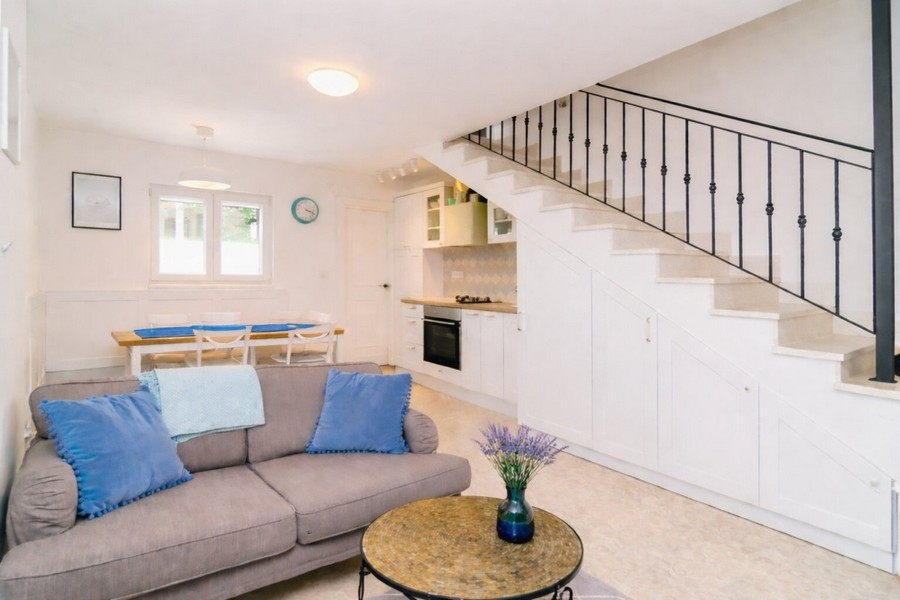 Otvorený obývací priestor s kuchyňou a schodiskom