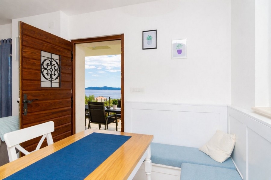 Jedálenský kút s prístupom na terasu a výhľadom na more