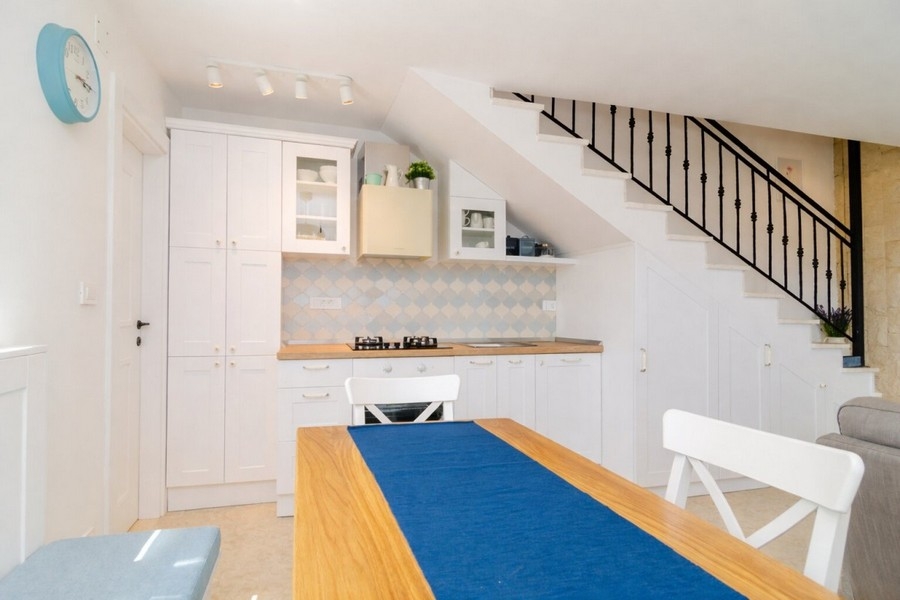 Kuchyňa so vstavanými skriňami a pracovnou plochou