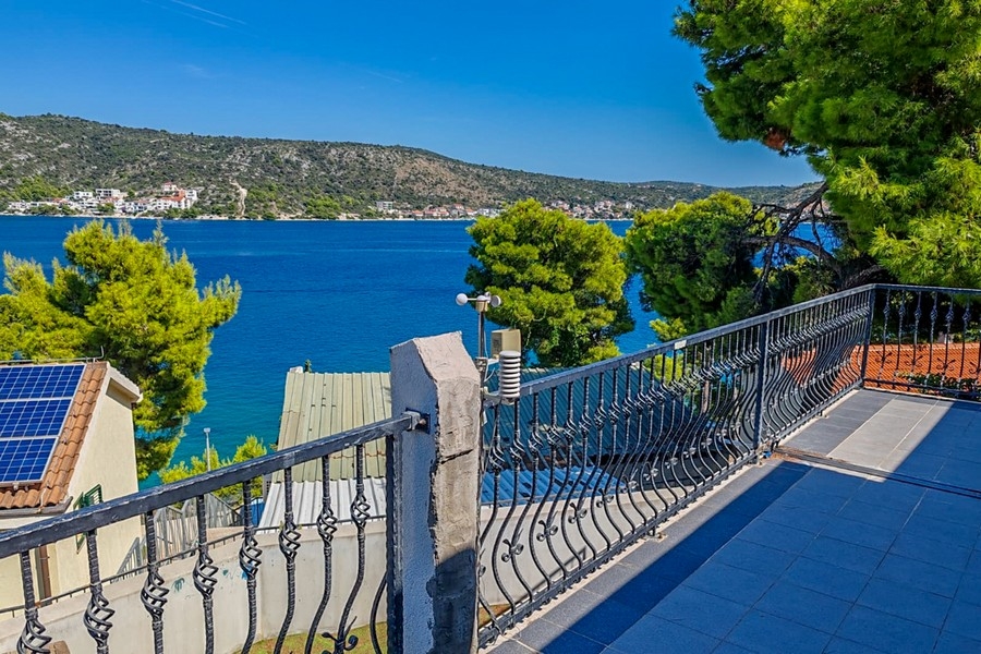 Výhľad na more z nehnuteľnosti H3877 v Rogoznici.