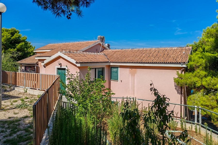 Zadná časť domu H3877 v Rogoznici, Dalmácia - Panorama Scouting.