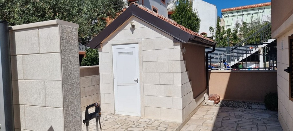 Hospodárska budova vo dvore s úložným priestorom a udržiavaným vonkajším areálom