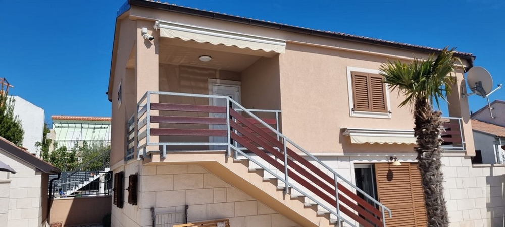 Dom s dvoma bytovými jednotkami a vonkajšími schodmi v plážovej lokalite v Bibinje v Dalmácii