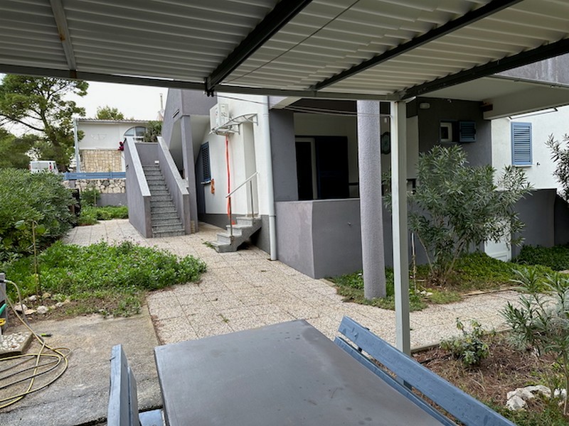 Vonkajší priestor s terasou, pergolou a vstupom do bytových jednotiek