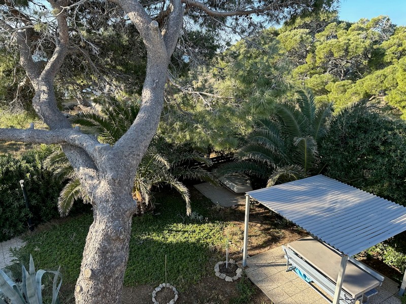 Záhrada so stredomorskými rastlinami a zatieneným vonkajším posedením