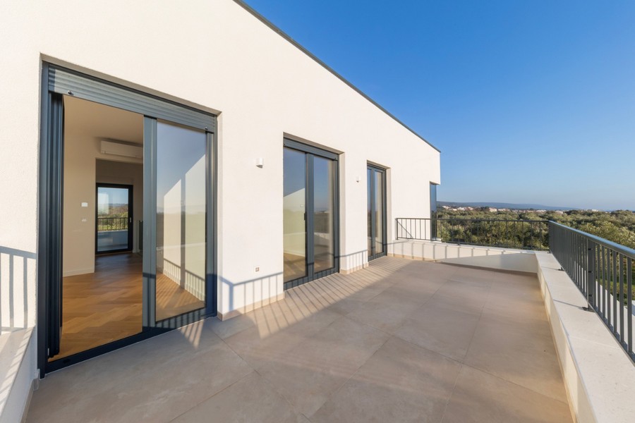 Balkón s výhľadom na more.