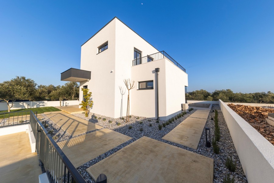 Moderný rodinný dom s čistou architektúrou a dobre udržiavaným vonkajším priestorom