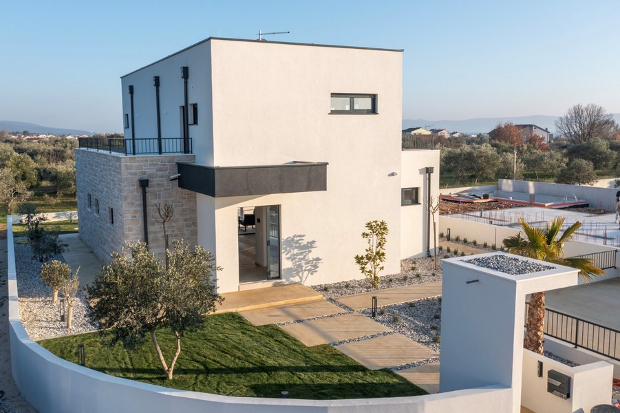 Výhľad na dom s terasou a výhľadom na tiché okolie