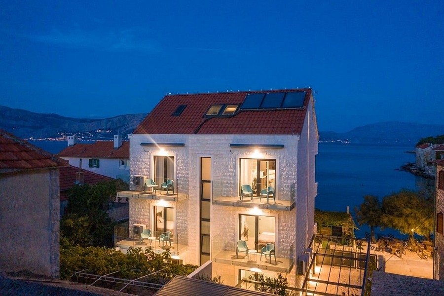 Vonkajší pohľad s tradičnou kamennou fasádou