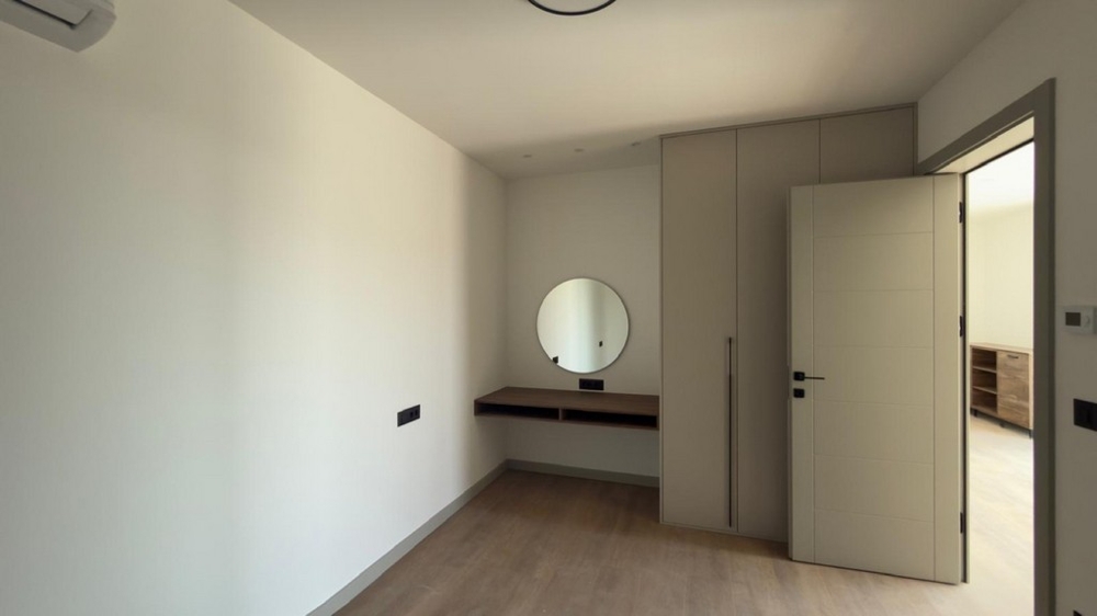 Spálňa so vstavanou skriňou a pracovným kútom