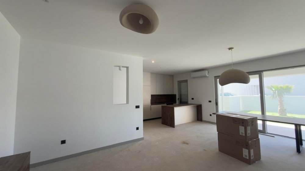 Obývacia časť s výhľadom do kuchyne