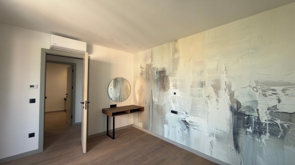 Izba s písacím stolom a zrkadlom.