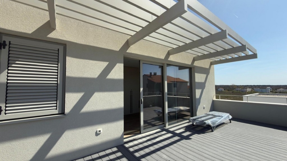 Bazén a terasa nehnuteľnosti H3883 v Privlake