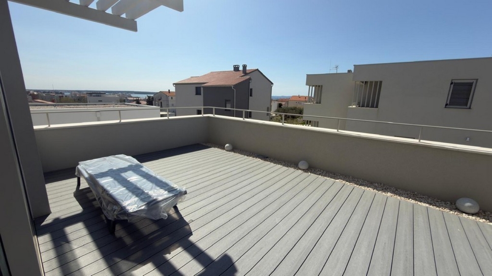 Terasa s prístupom do obývacej časti a bazéna