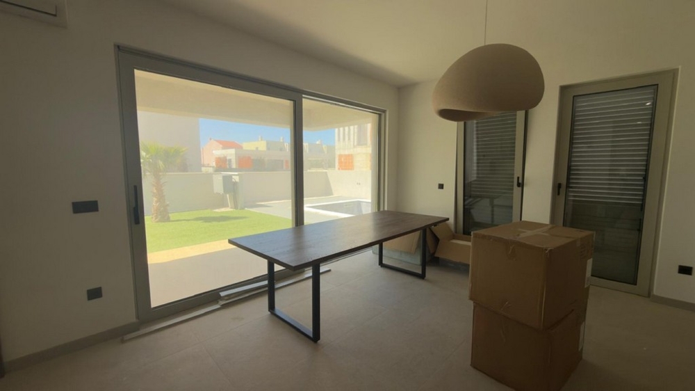 Jedálenský kút s výhľadom do záhrady a veľkými oknami