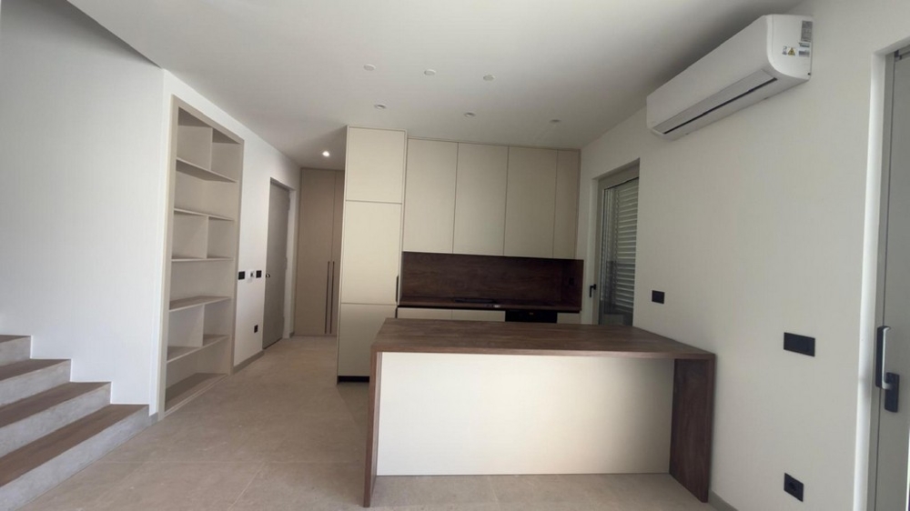 Moderne zariadená kuchyňa s ostrovčekom na varenie a množstvom úložného priestoru