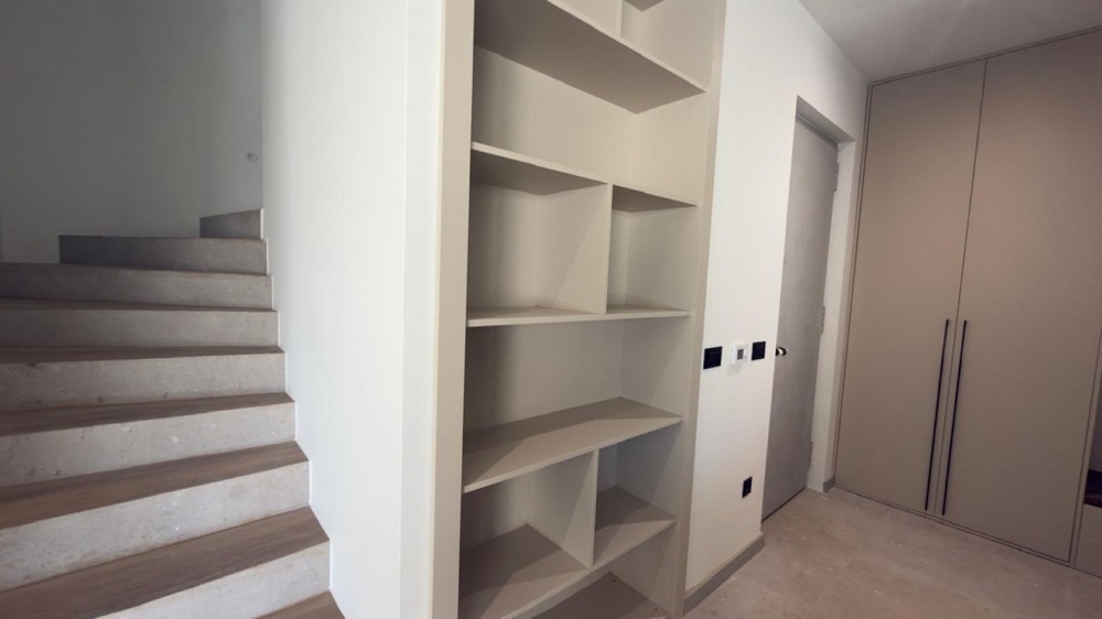 Schodisko s integrovaným policovým systémom