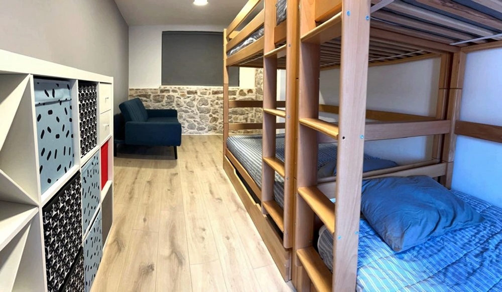 Spálňa s poschodovou posteľou a úložným priestorom