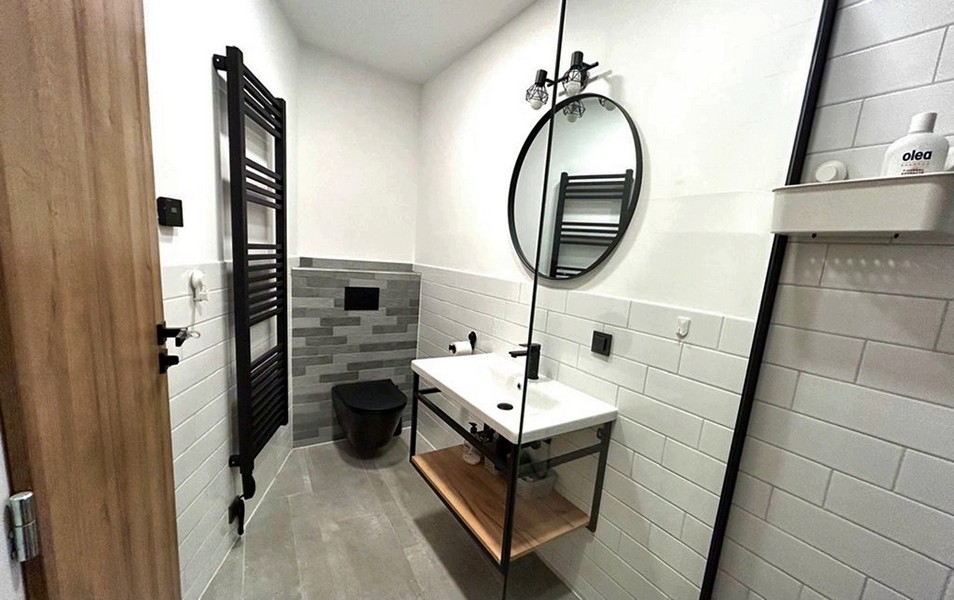 Moderná kúpeľňa so sprchovacím kútom a umývadlom