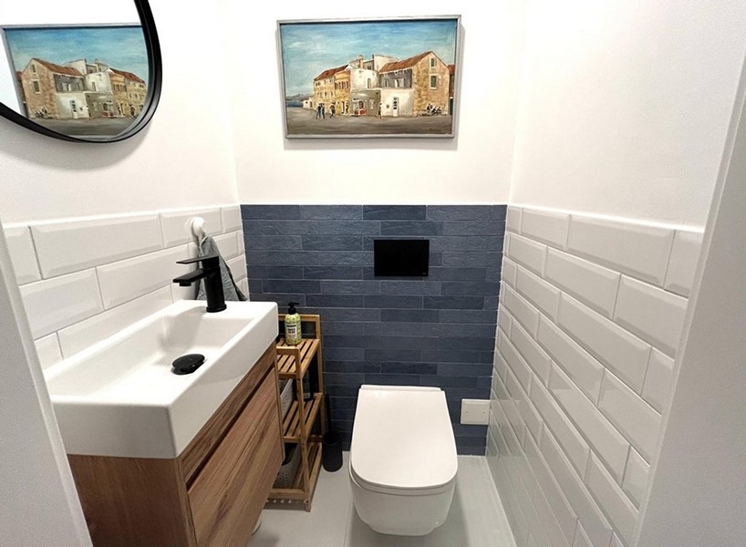 Samostatné WC s umývadlom a obkladmi