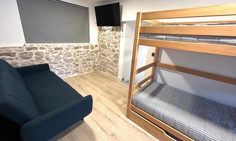 Izba s poschodovou posteľou a ďalšou rozkladacou pohovkou