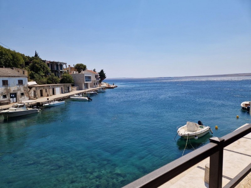 Prímorský dom na predaj neďaleko Karlobagu v Chorvátsku.