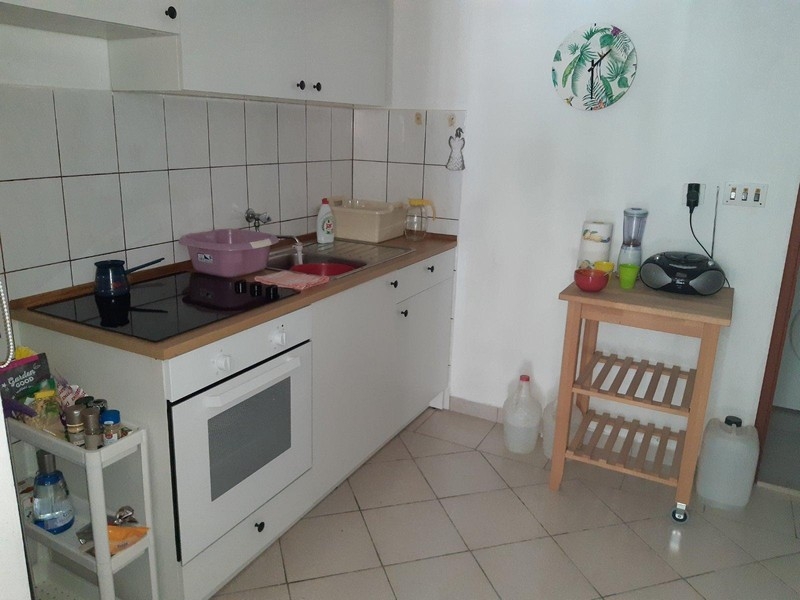 Kuchyňa so vstavanými spotrebičmi a funkčným vybavením