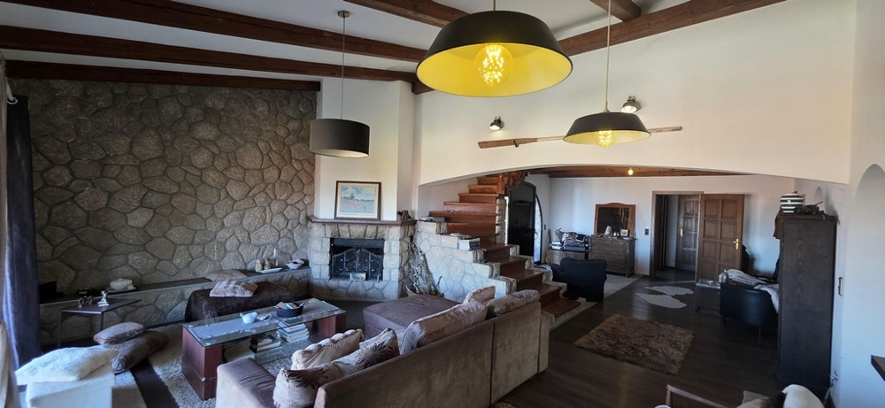 Galéria na hornom poschodí s drevenými schodmi a otvoreným interiérovým dizajnom