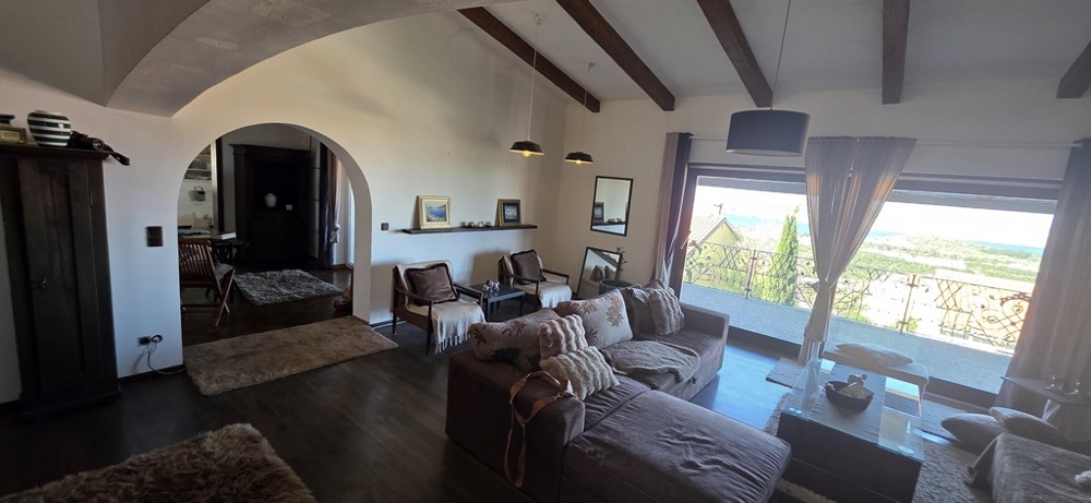 Obývacia izba s výstupom na balkón a výhľadom na okolie