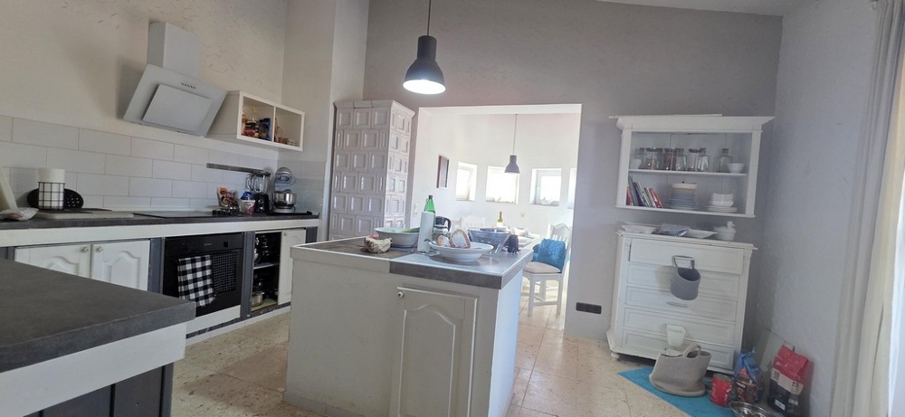 Kuchyňa s ostrovčekom na varenie a priľahlý obývací priestor