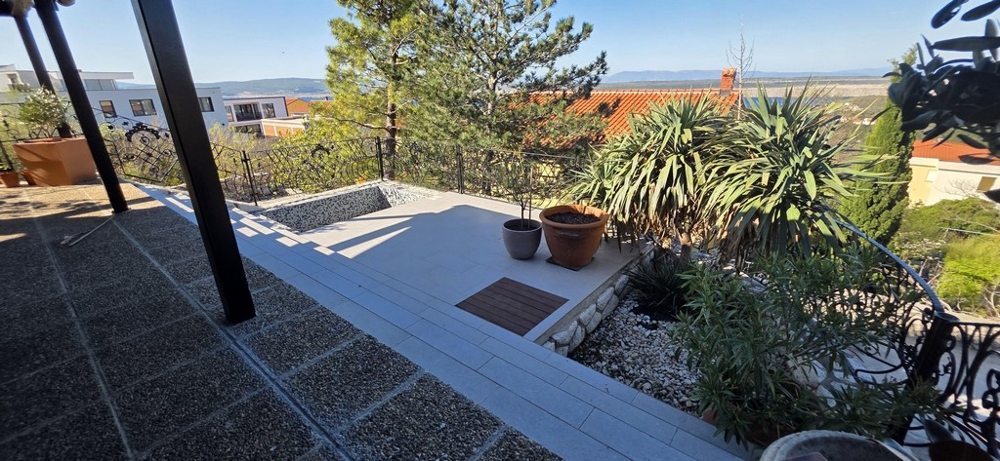 Terasa s vonkajším priestorom a výhľadom na okolie