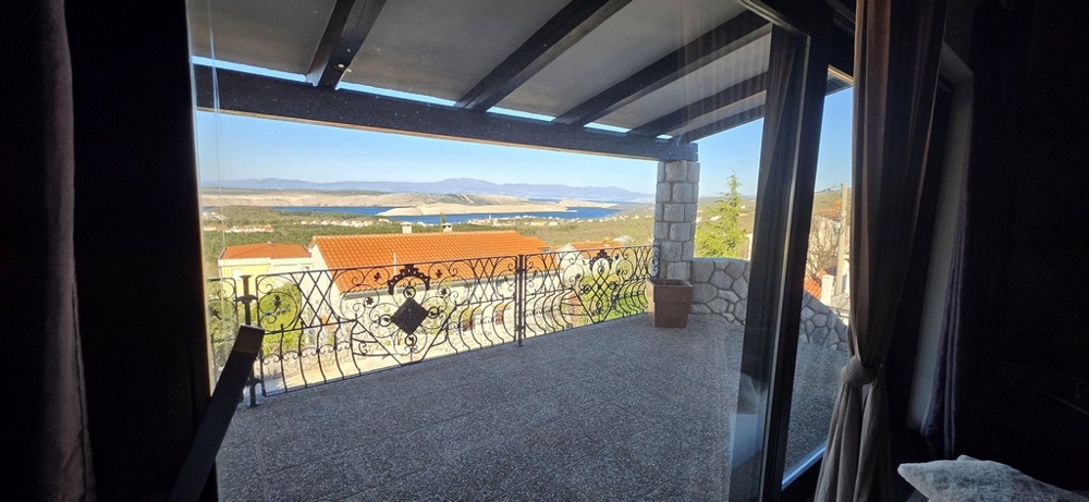 Výhľad na more z ponuky nehnuteľnosti H3889 v Chorvátsku.