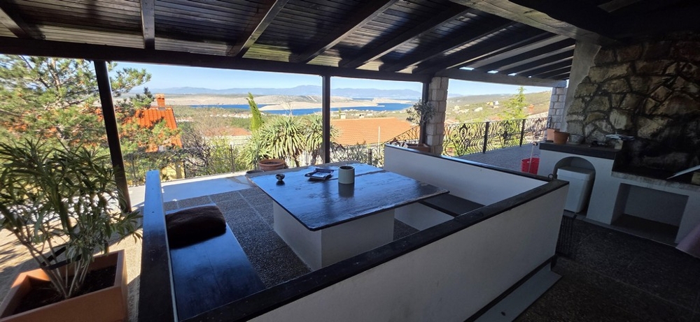 Výhľad na more z grilu na terase.