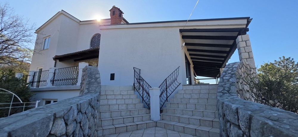 Dom s veľkým pozemkom a terasou v tichej lokalite pri Jadranove