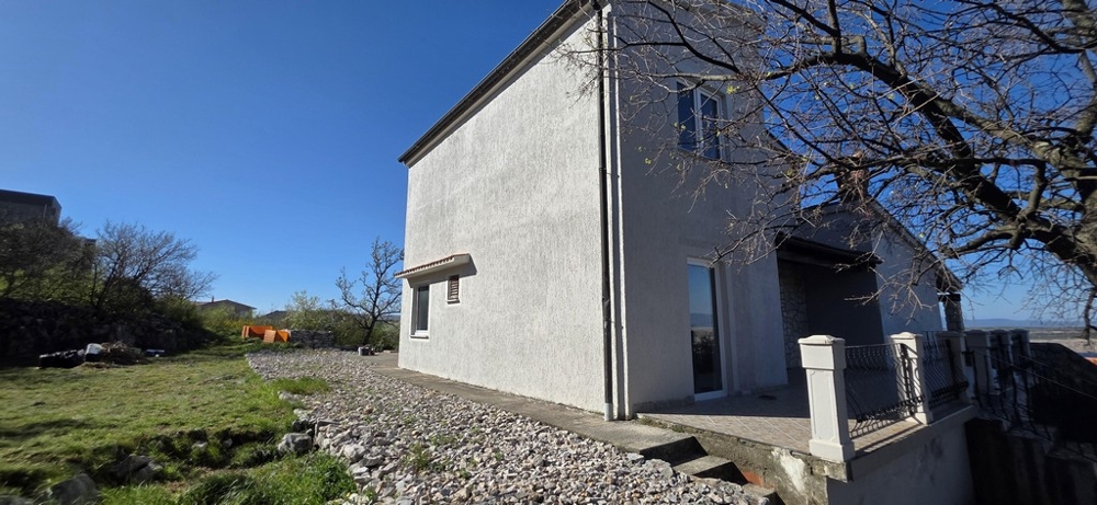 Vonkajší pohľad na dom so schodiskom a krytou terasou