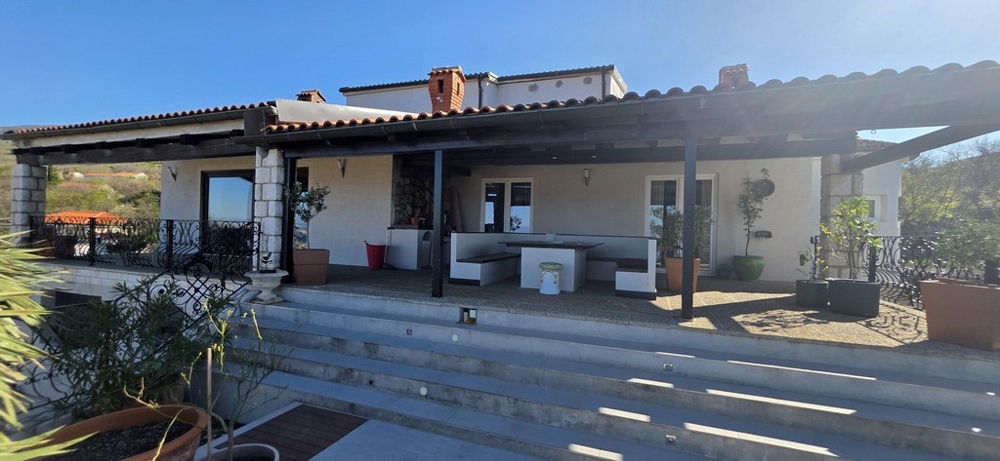 Bočný pohľad na dom s pozemkom a záhradou