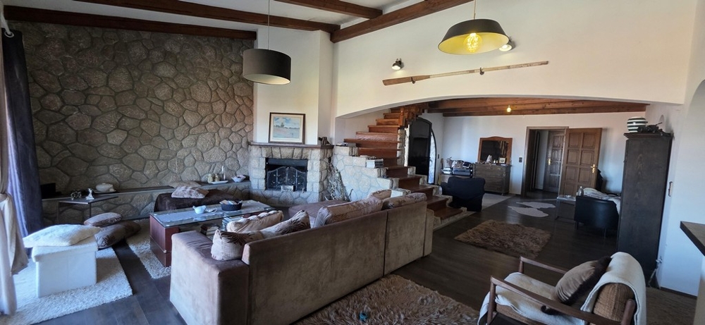 Priestranná terasa s posedením a stredomorským dizajnom