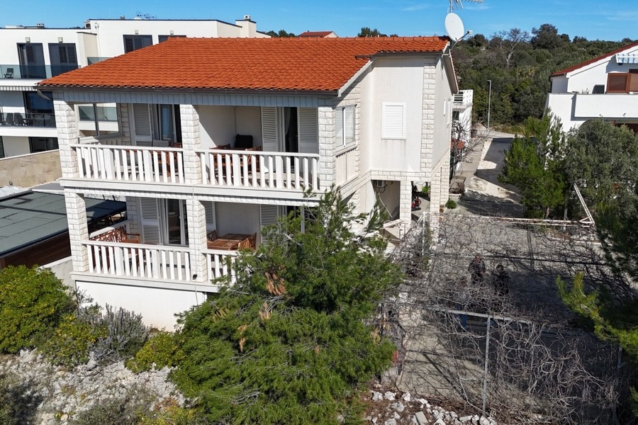 Stredomorský dom s balkónom a výhľadom na more v Dalmácii