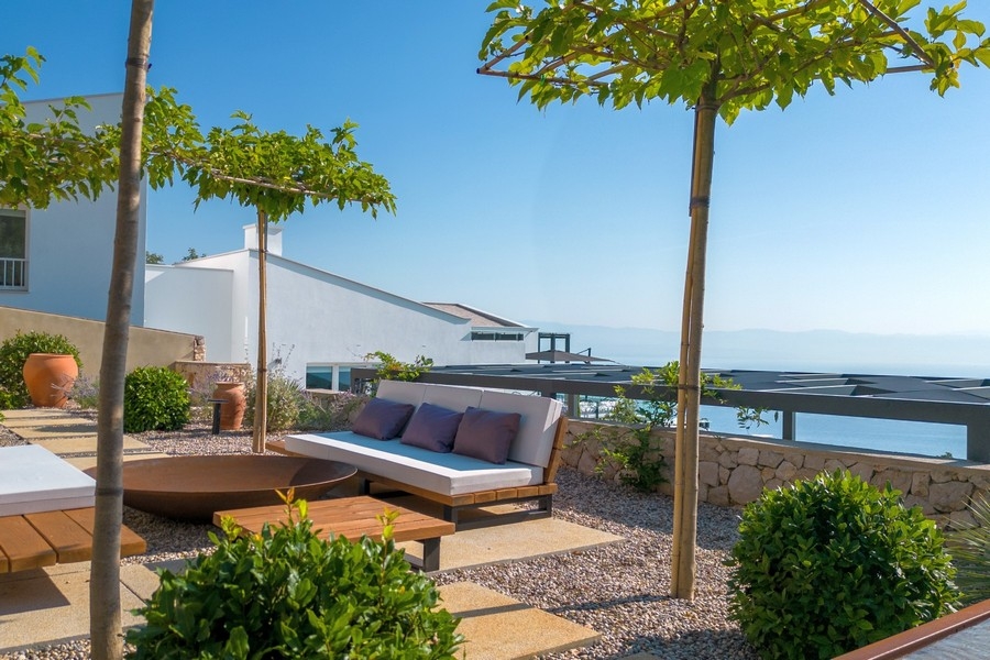 Vonkajší salónik s posedením v záhrade