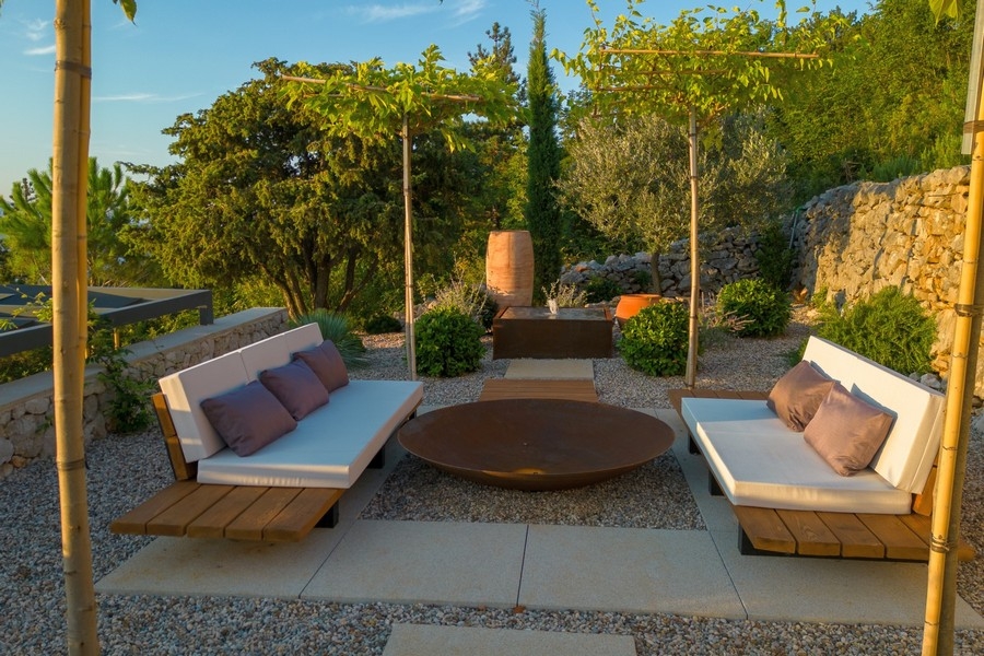 Vyhrievaný bazén s nekonečným okrajom s panoramatickým výhľadom