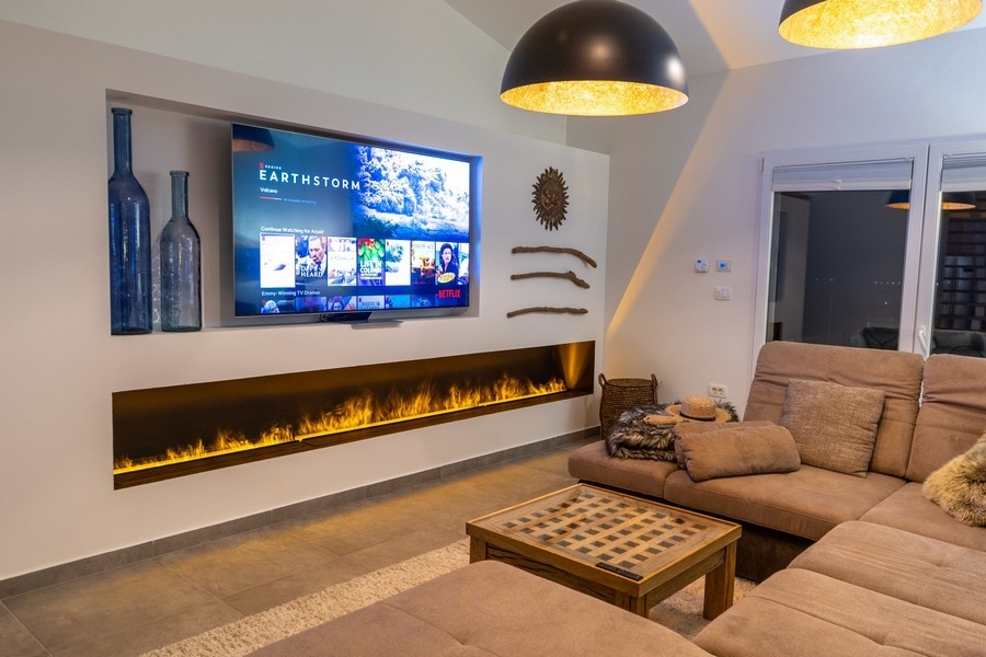 Obývacia izba s krbom a moderným zariadením