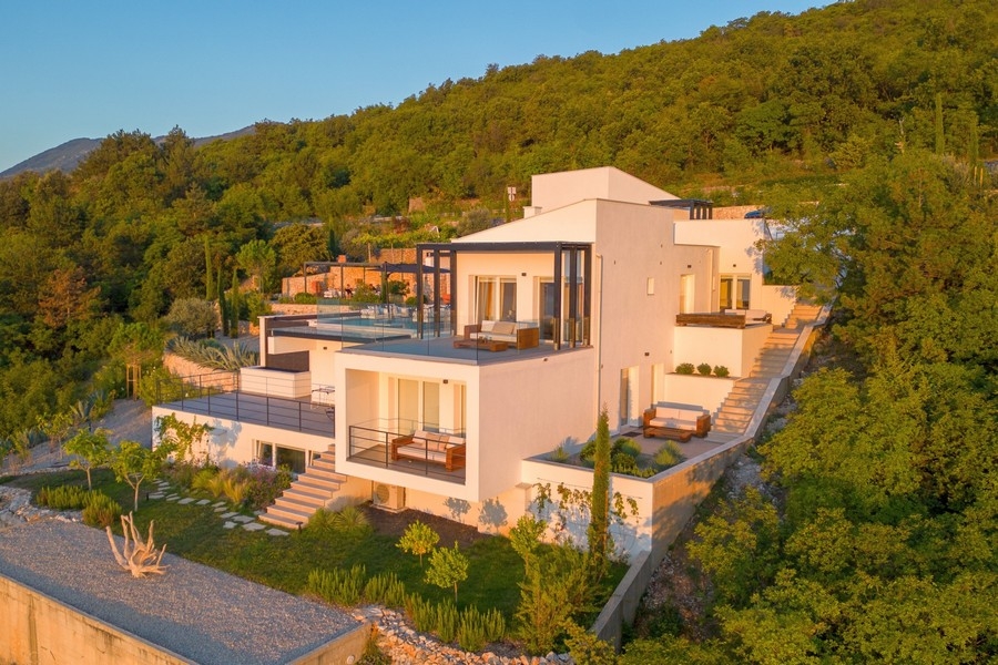 Terasové priestory so skleneným zábradlím a výhľadom na more