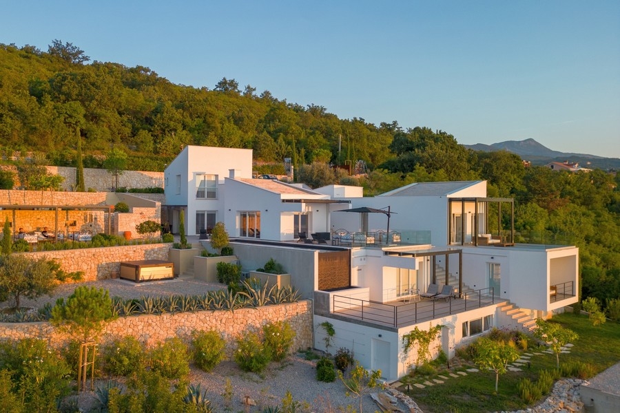 Vonkajší výhľad na vilu v tichom prostredí plnom zelene